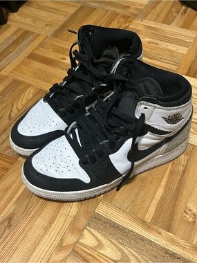 Jordan 1 Retro High OG (Women’s size 7 Kids size 6)